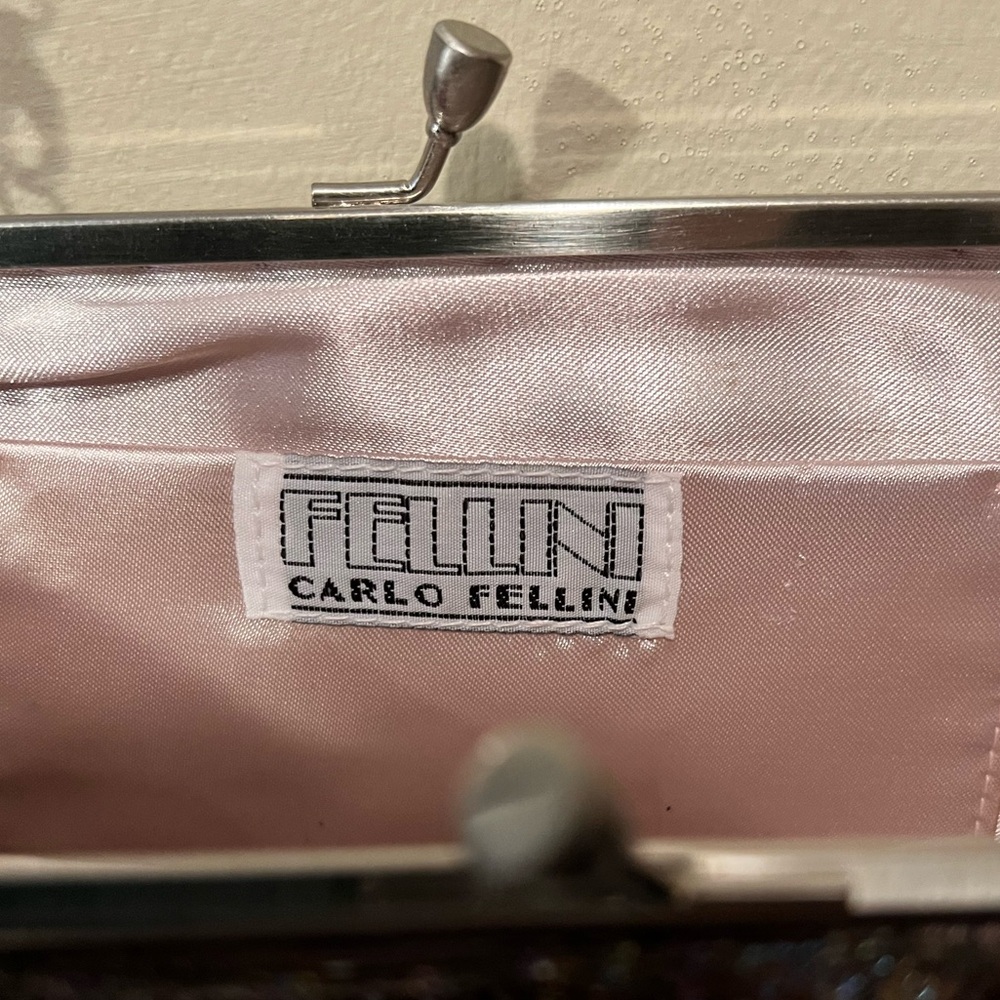Carlo Fellini Sophia clutch/crossbody in a mauve/purple color. Removable chain - Picture 4 of 8